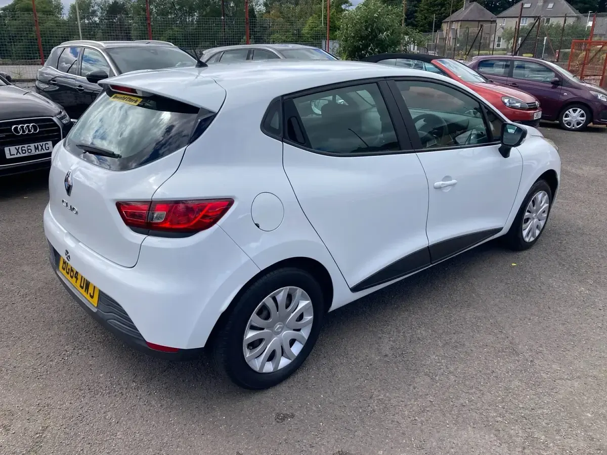 Used Renault Clio Expression 75 HP (55 kW) 2014 White Hatchback