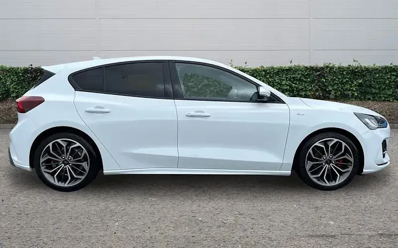 Used Ford Focus ST-Line X 125 HP (91 kW) 2024 White Hatchback