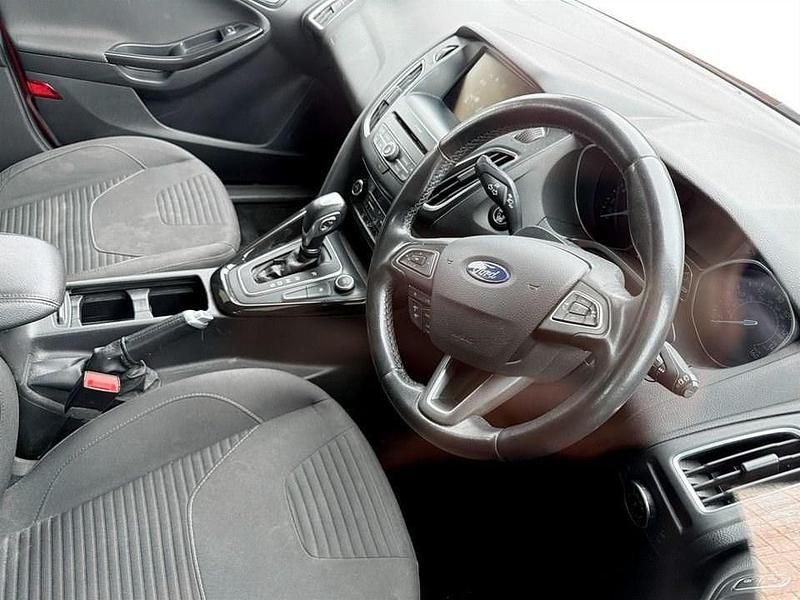 Used Ford Focus Titanium 150 HP (110 kW) 2016 Red Hatchback