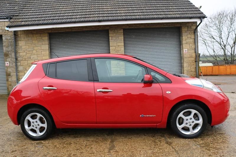 Used Nissan Leaf Acenta 80 kW (109 HP) 2015 Red Hatchback