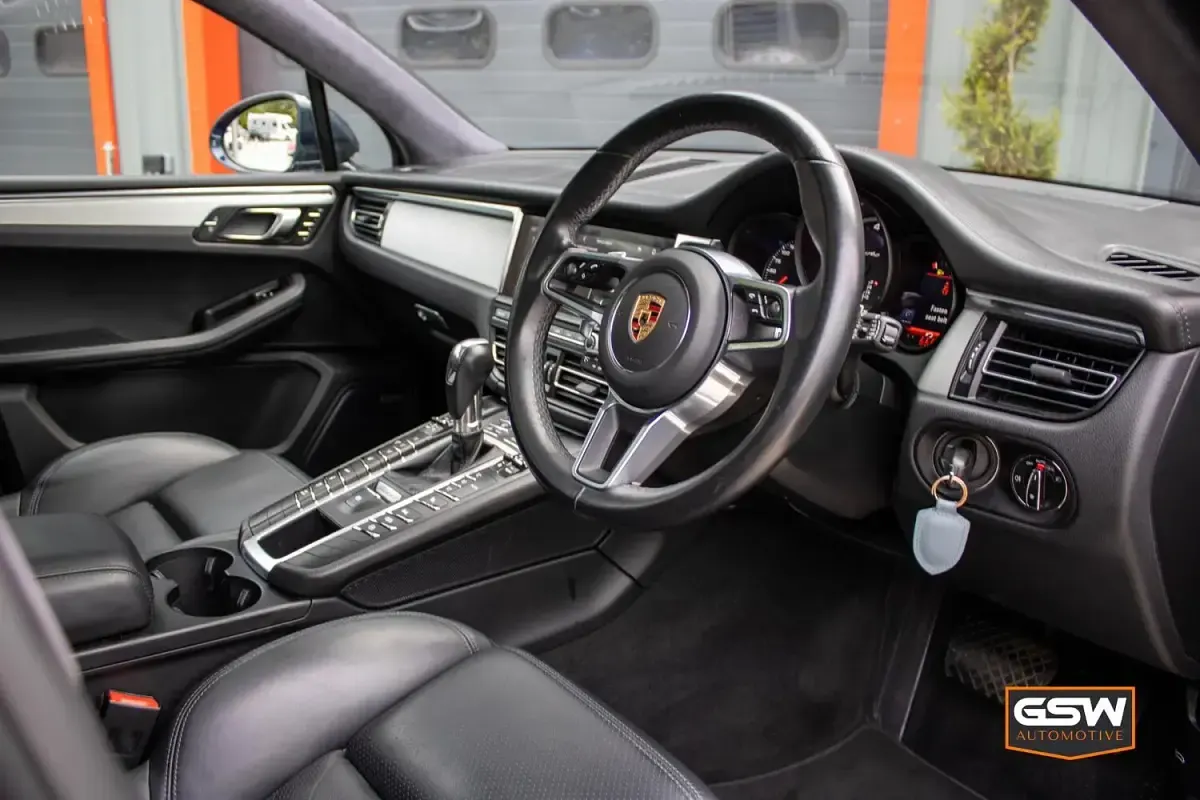 Used Porsche Macan Turbo 434 HP (319 kW) 2020 Blue SUV