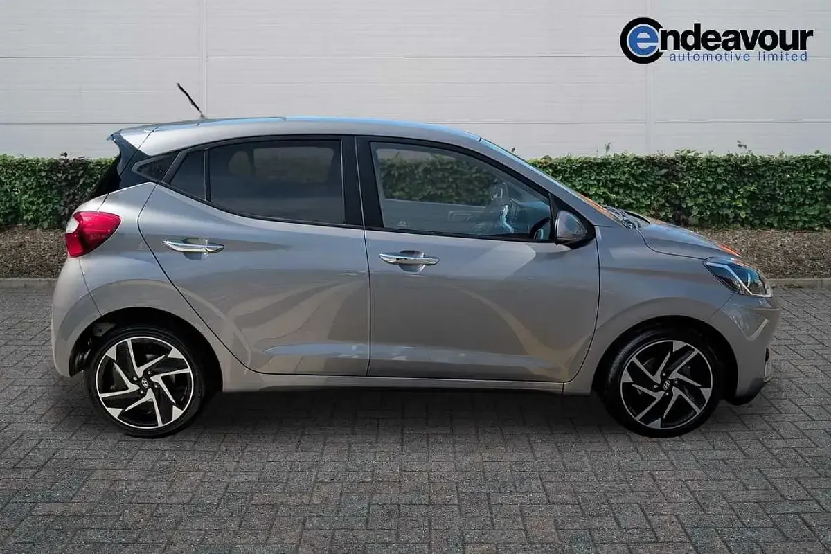 Used Hyundai i10 Premium 67 HP (49 kW) 2023 Bronze Hatchback