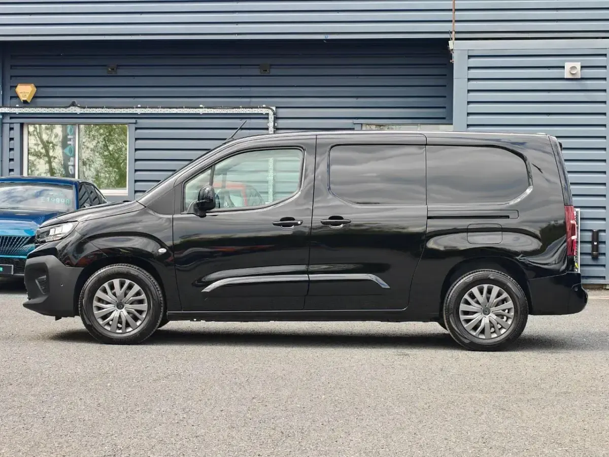 Second-hand Peugeot E-Partner 98 kW (134 CP) 2024 Negru Monovolum