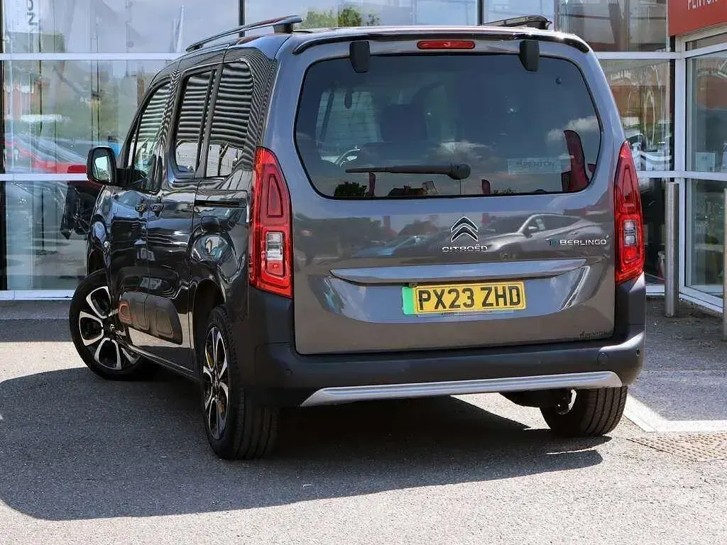 Begagnad Citroën e-Berlingo XTR 100 kW (136 HK) 2023 Grå Minibuss