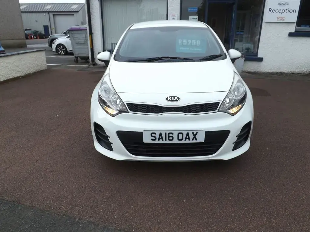 Used Kia Rio 84 HP (61 kW) 2016 White Hatchback