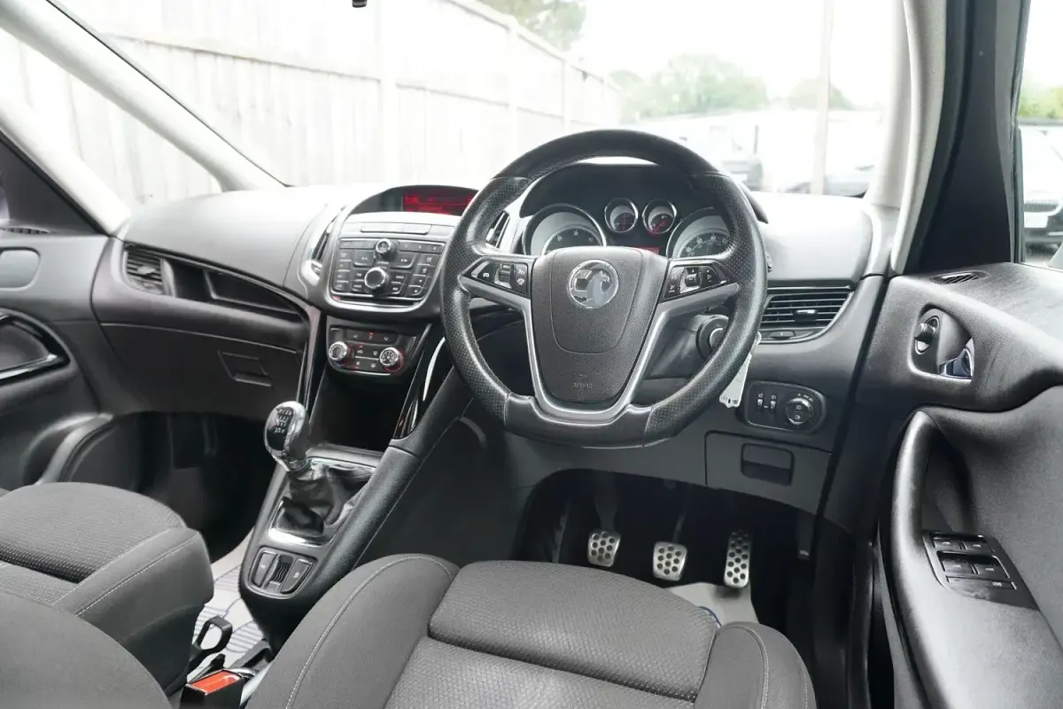 Used Vauxhall Zafira SRi 170 HP (125 kW) 2015 Black MPV