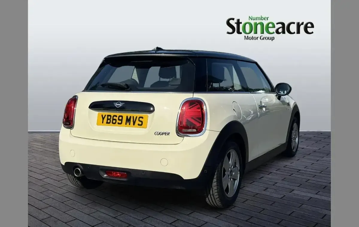 Used Mini Cooper Classic 134 HP (98 kW) 2019 White Hatchback