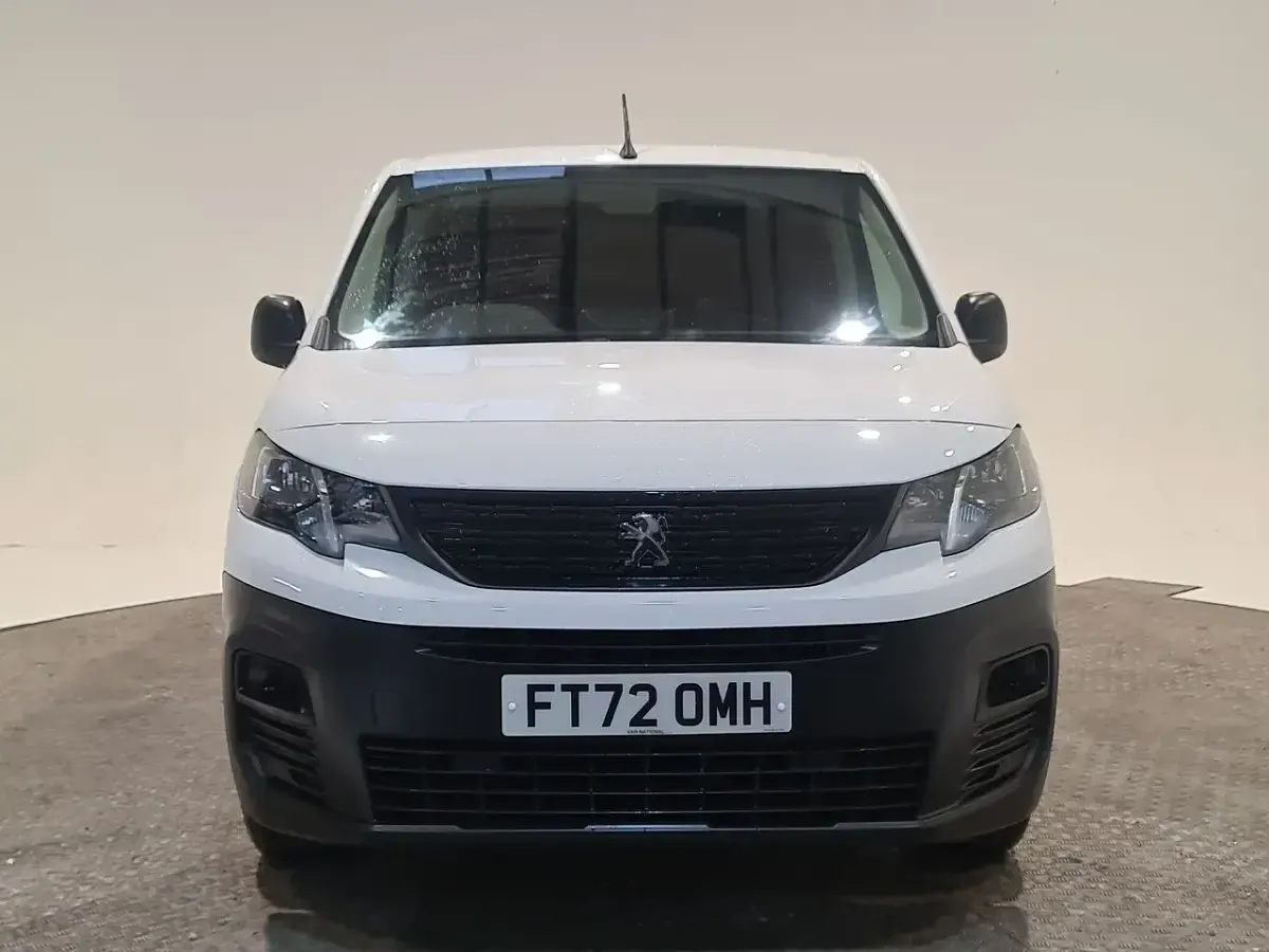 Gebraucht Peugeot Partner Premium 100 PS (73 kW) 2023 Weiß Van / Kleinbus