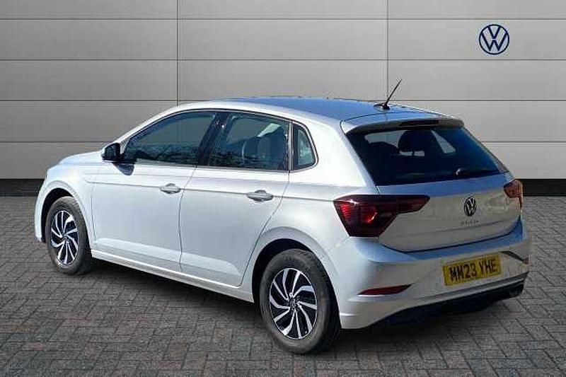 Usado VW Polo Life 95 CV (69 kW) 2023 Plateado Utilitario