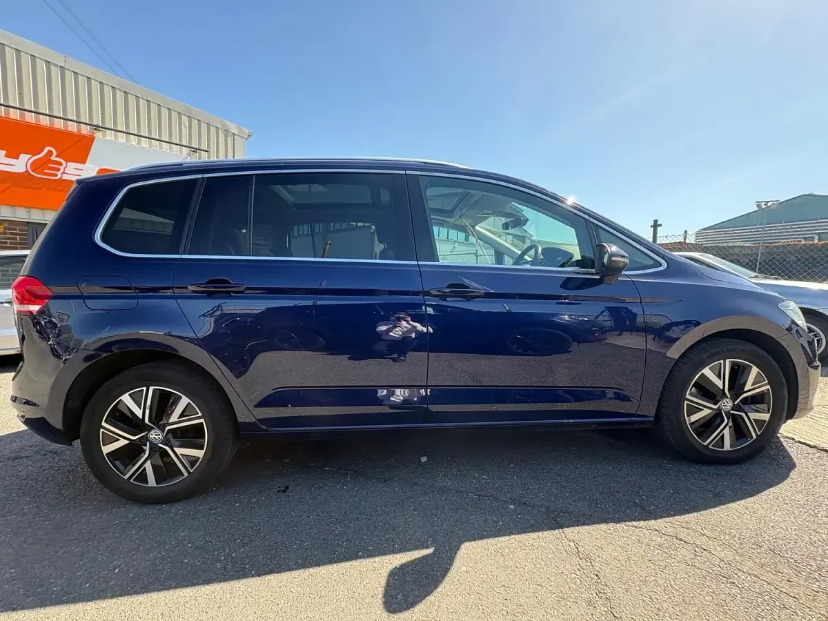 Begagnad VW Touran SEL 150 HK (110 kW) 2019 Blå Minibuss