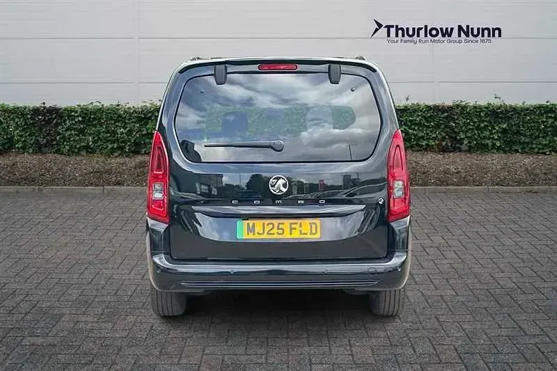 Second-hand Vauxhall Combo Ultimate 100 kW (136 CP) 2025 Negru Monovolum