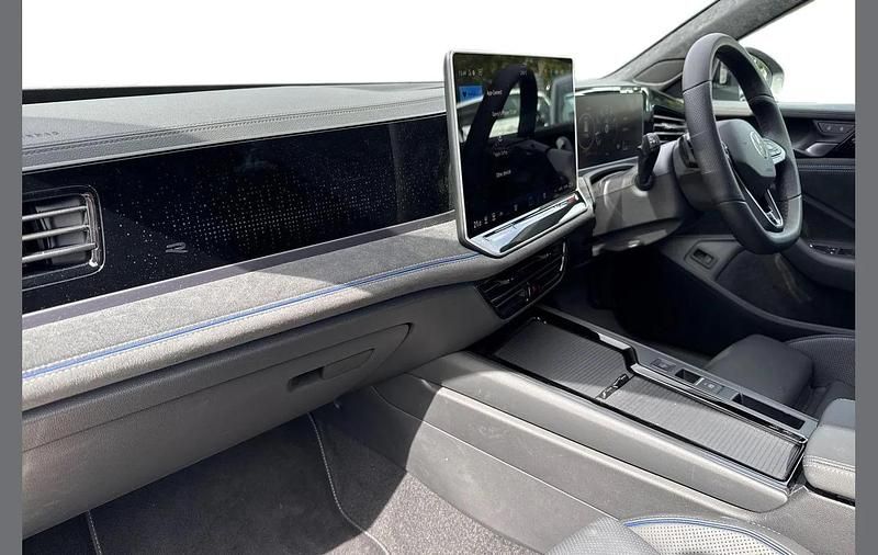 Used VW Passat R-line 148 HP (108 kW) 2025 White Estate