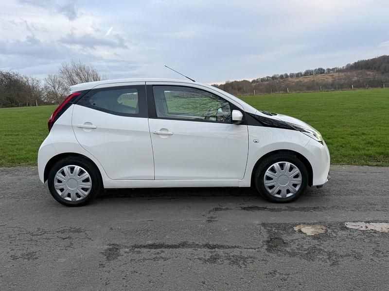 Used Toyota Aygo X-play 72 HP (52 kW) 2021 White Hatchback