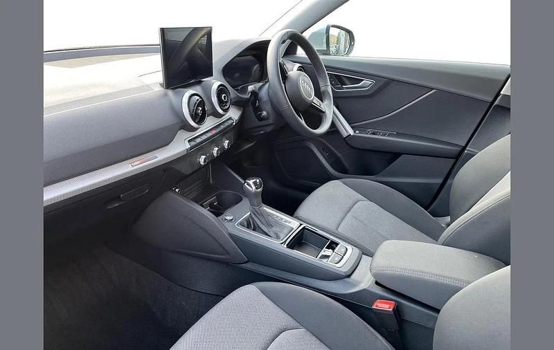 New Audi Q2 Sport 147 HP (108 kW) 2025 Silver SUV