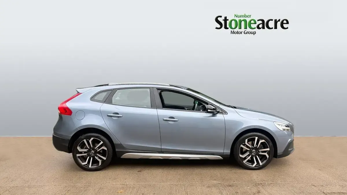 Used Volvo V40 Pro 152 HP (111 kW) 2018 Blue Hatchback