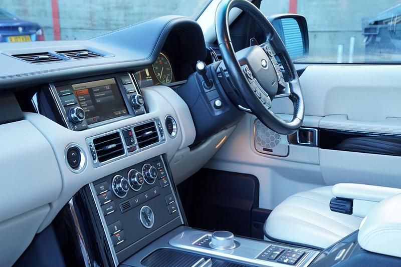 Used Land Rover Range Rover Vogue 313 HP (230 kW) 2011 Black SUV