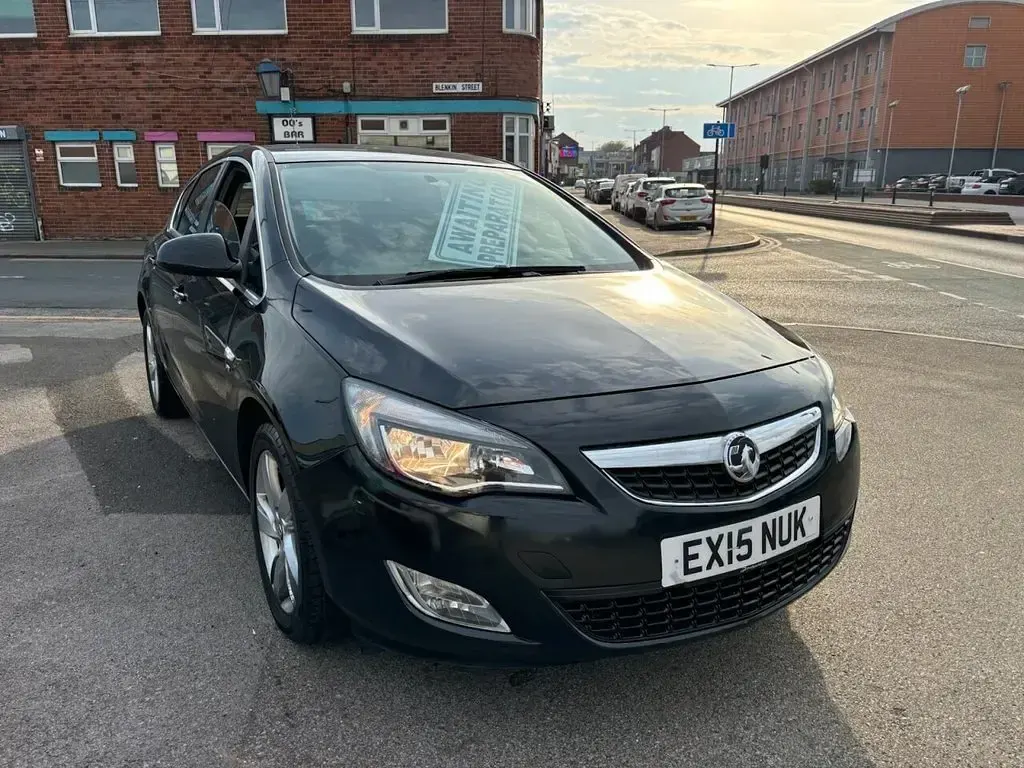 Used Vauxhall Astra SRi 100 HP (73 kW) 2015 Black Hatchback