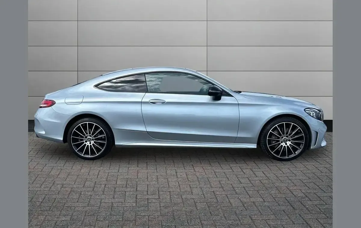 Usado Mercedes C300 AMG line 245 CV (180 kW) 2022 Plateado Coupe