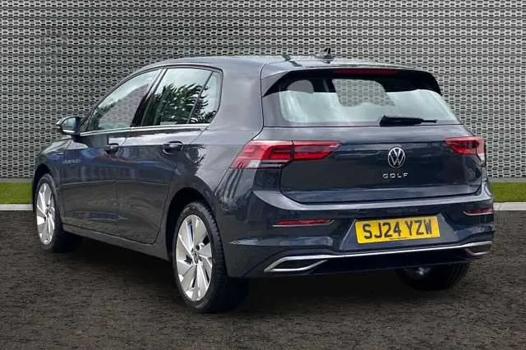 Second-hand VW Golf VIII 130 CP (95 kW) 2024