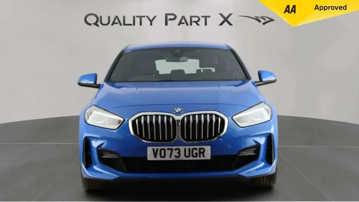 Begagnad BMW 118 M Sport 2023 Blå Halvkombi