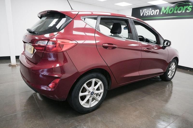 Used Ford Fiesta Zetec 100 HP (73 kW) 2018 Red Hatchback