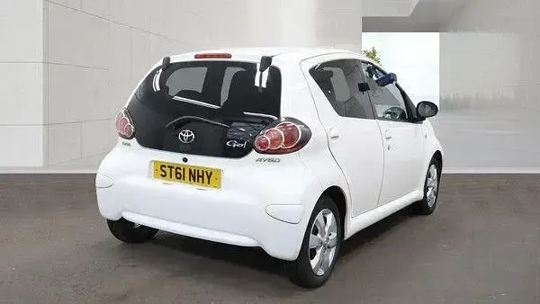Used Toyota Aygo 68 HP (50 kW) 2011 White Hatchback