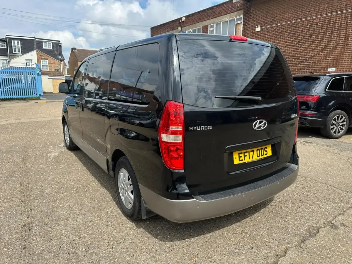 Usado Hyundai I800 SE 134 CV (98 kW) 2017 Negro Monovolumen