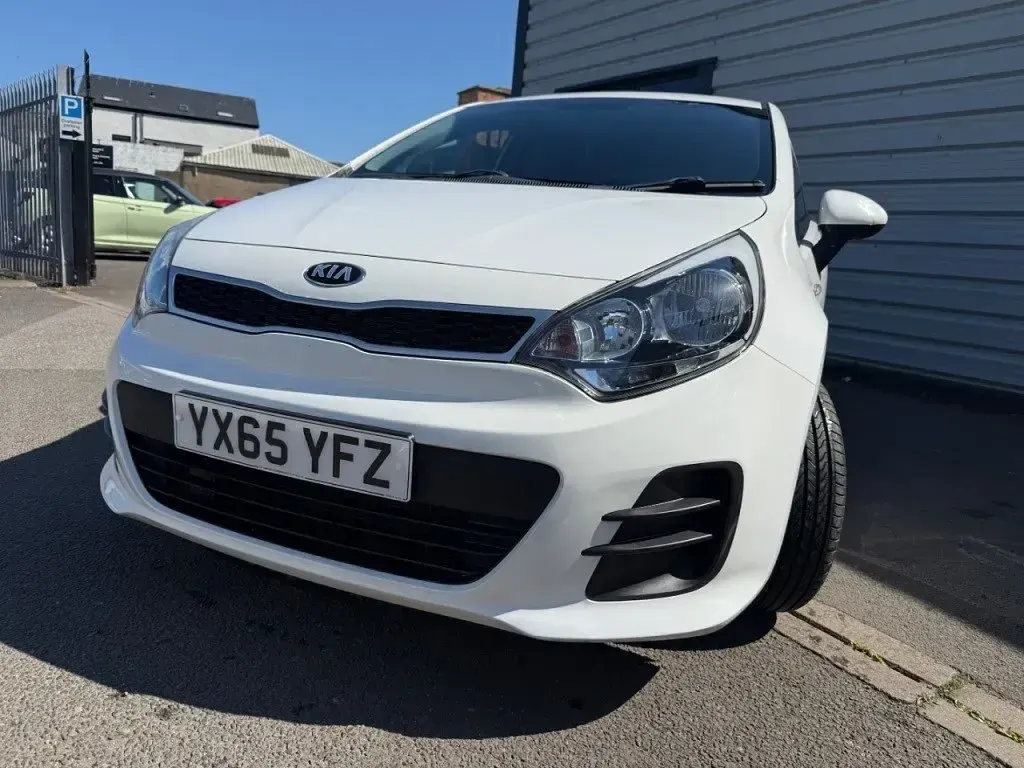 Begagnad Kia Rio 2015 Vit Halvkombi