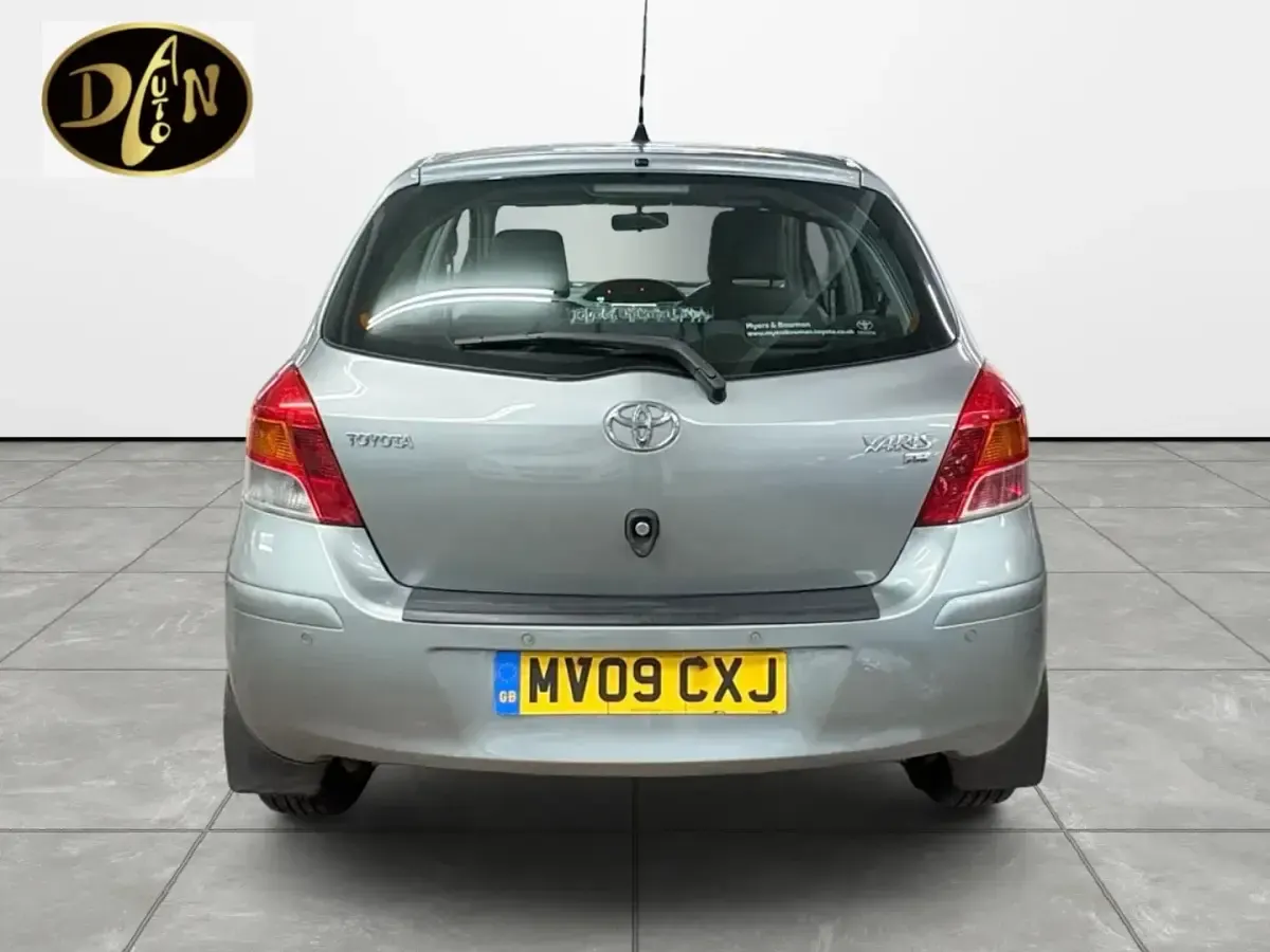 Used Toyota Yaris 101 HP (74 kW) 2009 Silver Hatchback