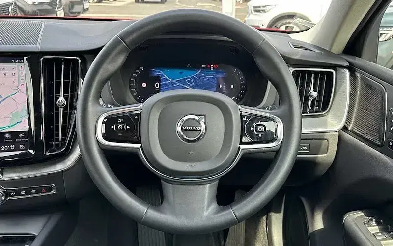 Used Volvo XC60 Plus 197 HP (144 kW) 2022 Red SUV