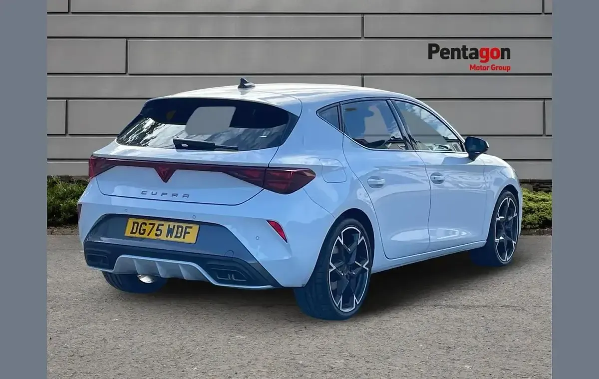 Used Cupra Leon 147 HP (108 kW) 2025 White Hatchback