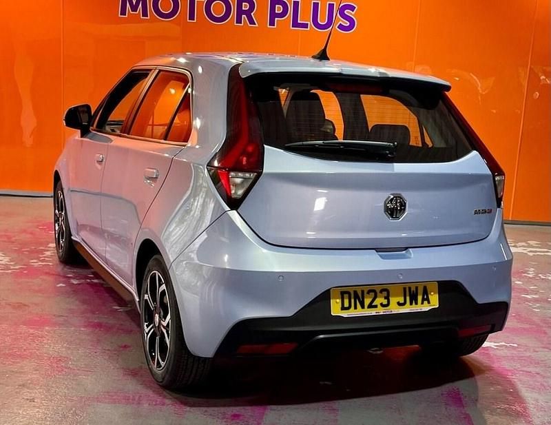 Begagnad MG MG3 Excite 106 HK (77 kW) 2023 Silver Halvkombi