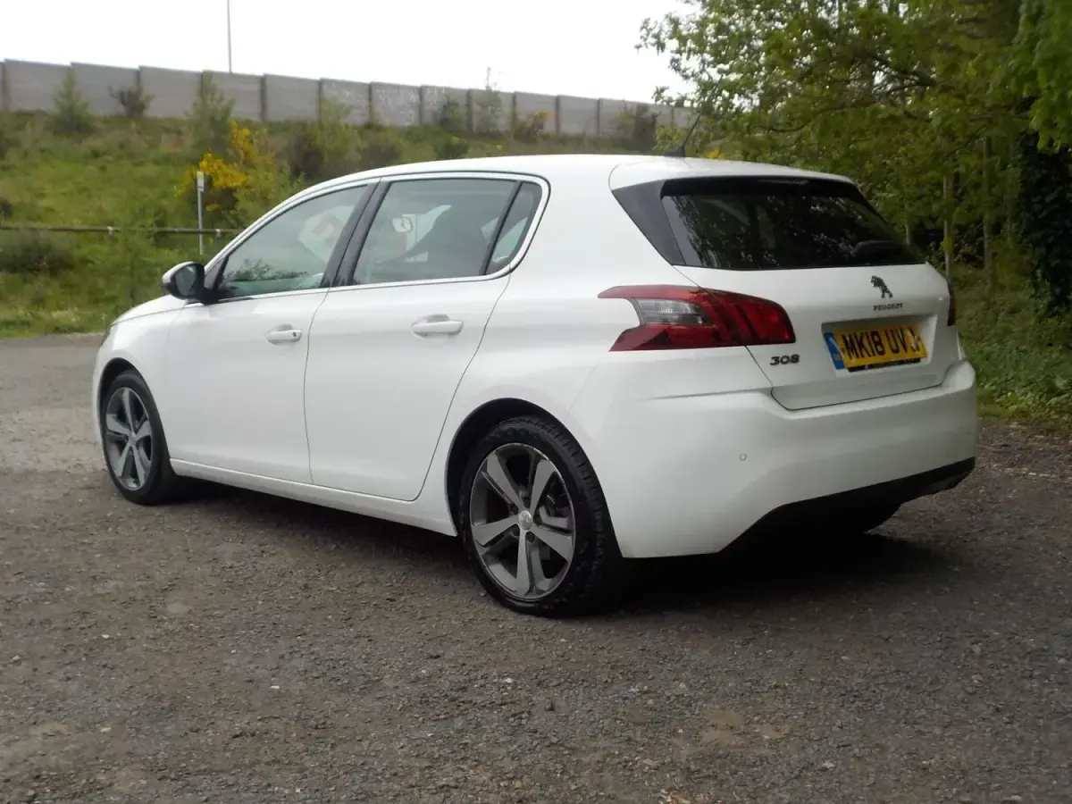 Begagnad Peugeot 308 Allure 2018 Vit Halvkombi