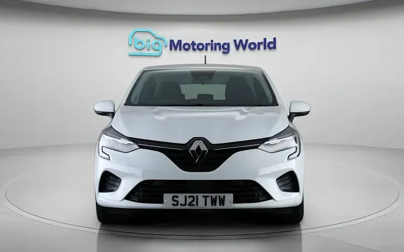 Used Renault Clio Iconic 140 HP (102 kW) 2021 White Hatchback