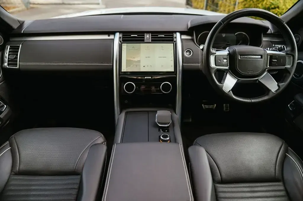 Used Land Rover Discovery 5 HSE Dynamic 300 HP (220 kW) 2022 Silver SUV