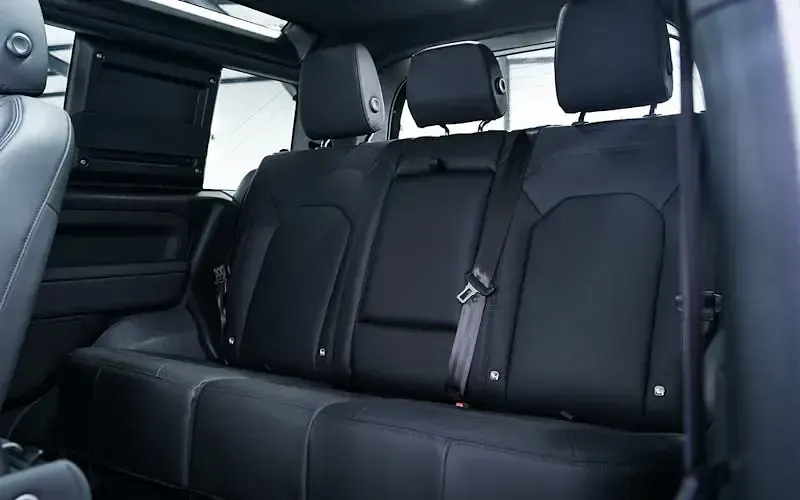 Used Land Rover Defender SE Dynamic 249 HP (183 kW) 2024 Black SUV