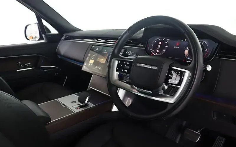 Used Land Rover Range Rover SE 300 HP (220 kW) 2026 SUV