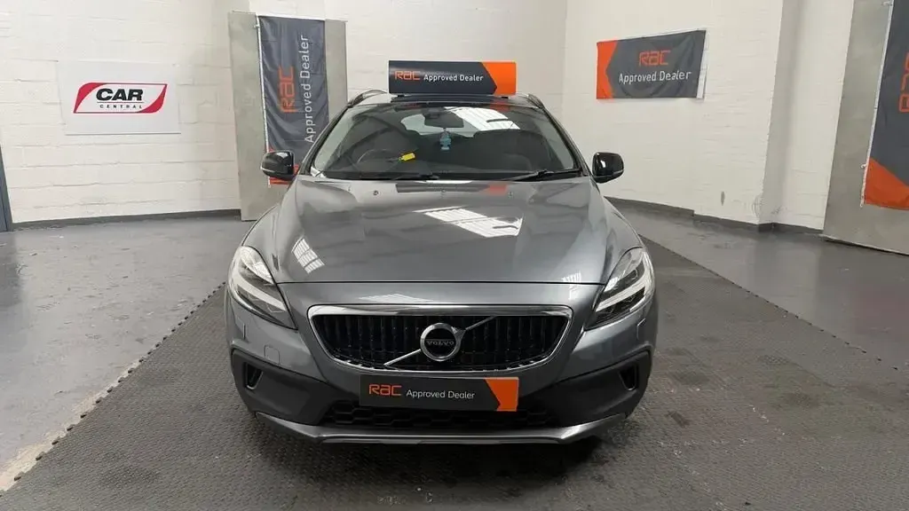Usado Volvo V40 Plus 120 CV (88 kW) 2017 Gris Utilitario
