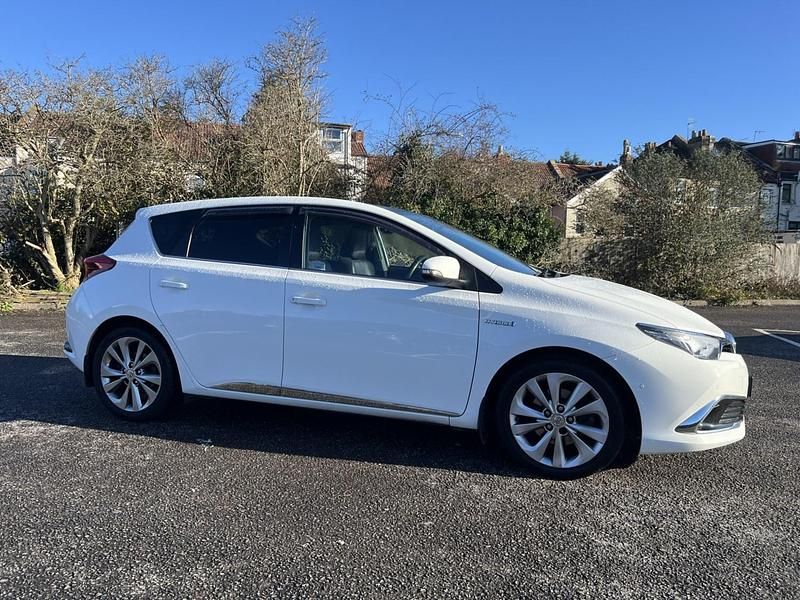 Used Toyota Auris Hybrid 2016 White Hatchback