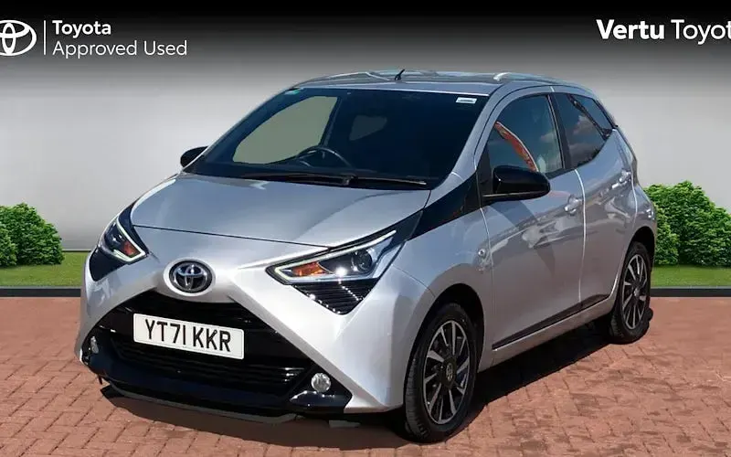 Used Toyota Aygo Trend 72 HP (52 kW) 2021 Silver splash (metallic paint) Hatchback