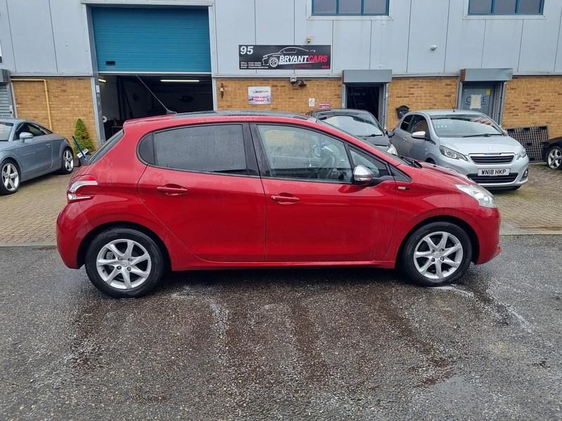 Używany Peugeot 208 Style 82 KM (60 kW) 2014 Czerwony Hatchback