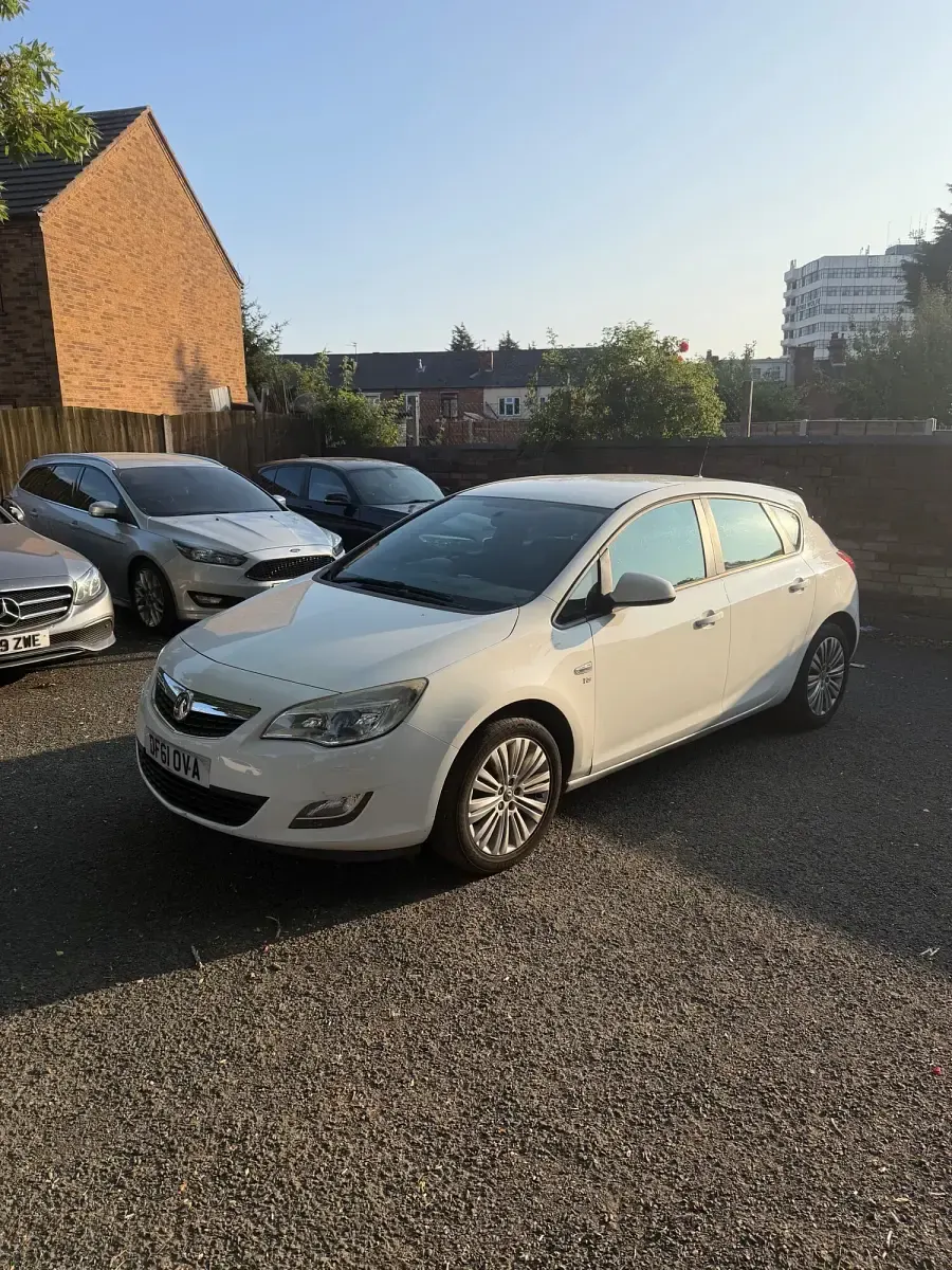 Used Vauxhall Astra Excite 2012 White Hatchback