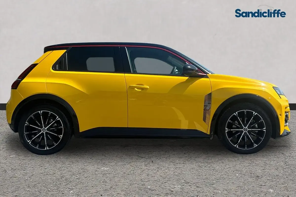 Used Renault R5 Iconic 89 kW (122 HP) 2025 Yellow/black Hatchback