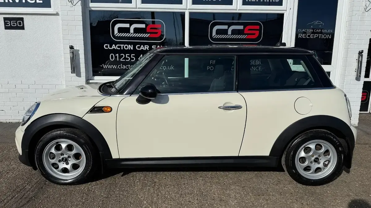 Used Mini Cooper Hatch 122 HP (89 kW) 2012 White Hatchback