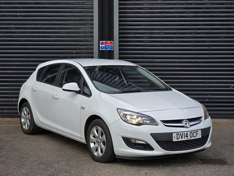 Used Vauxhall Astra Design Edition 116 HP (85 kW) 2014 White Hatchback