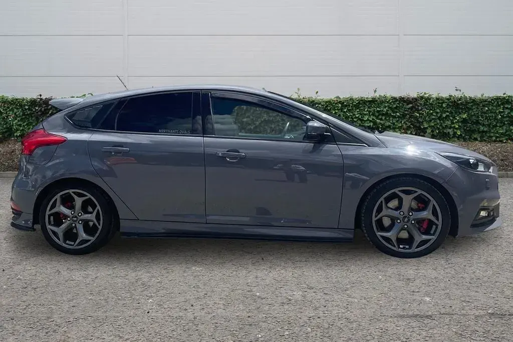 Used Ford Focus ST 250 HP (183 kW) 2017 Grey Hatchback