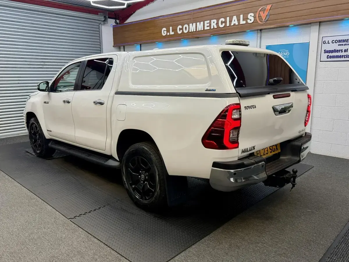 Used Toyota HiLux Luxury 150 HP (110 kW) 2023 White Pickup