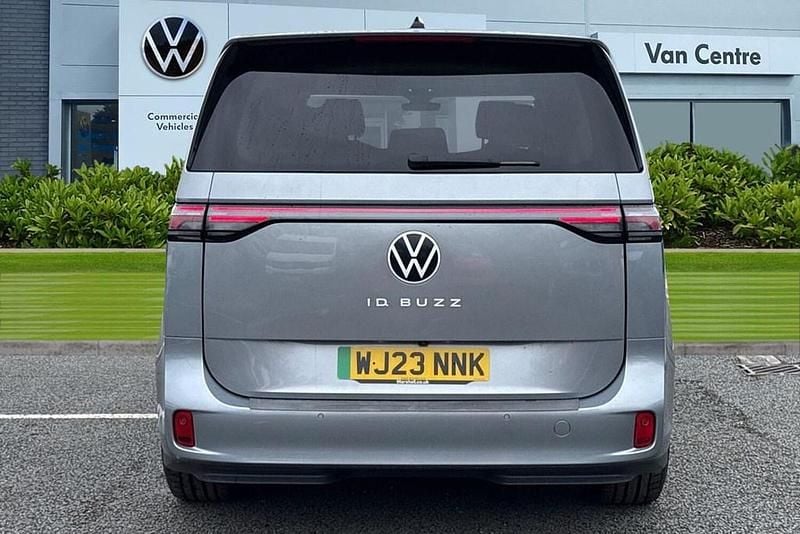 Usado VW ID. Buzz Pro 150 kW (204 HP) 2023 Prateado Monovolume