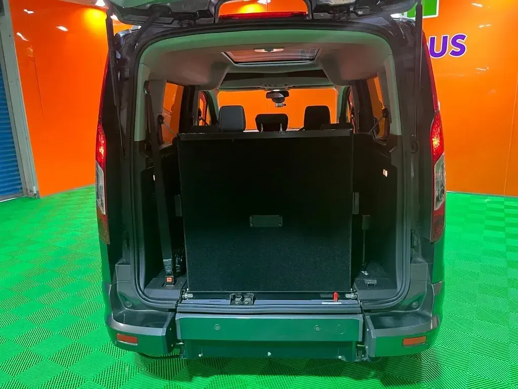 Used Ford Tourneo Connect Titanium 120 HP (88 kW) 2018 Grey MPV