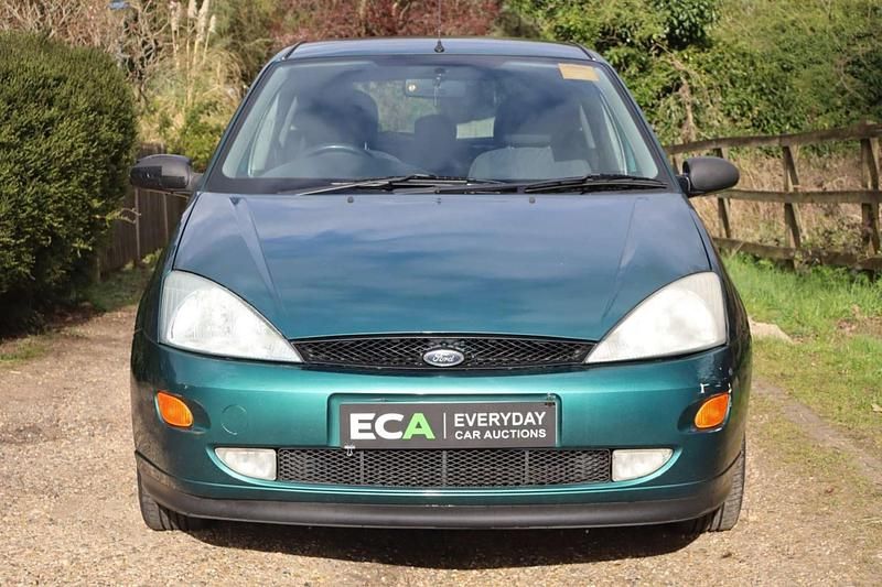 Used Ford Focus 100 HP (73 kW) 2001 Green Sedan